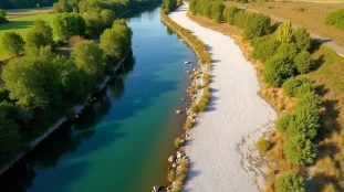 Photo comparative de la France avant et après canicule montrant un cours d'eau verdoyant au printemps face à un lit presque asséché en plein été